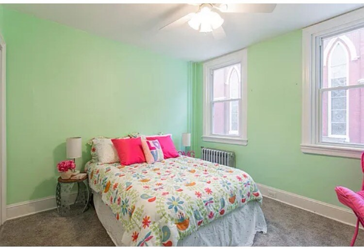 Building Photo - 823 S Hutchinson St