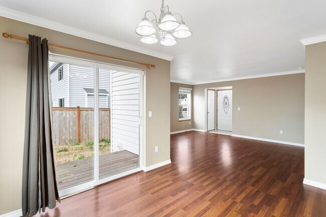 Building Photo - 4 Bed 2.5 Bath - Excellent Condition - Pet...