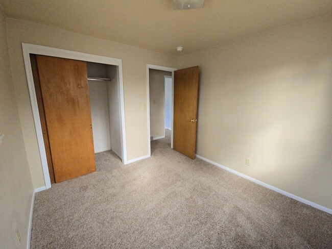 Building Photo - STUDENTS WELCOME! 5-Bedroom / 3-Bathroom Tri-Level Home Two Miles from CSU