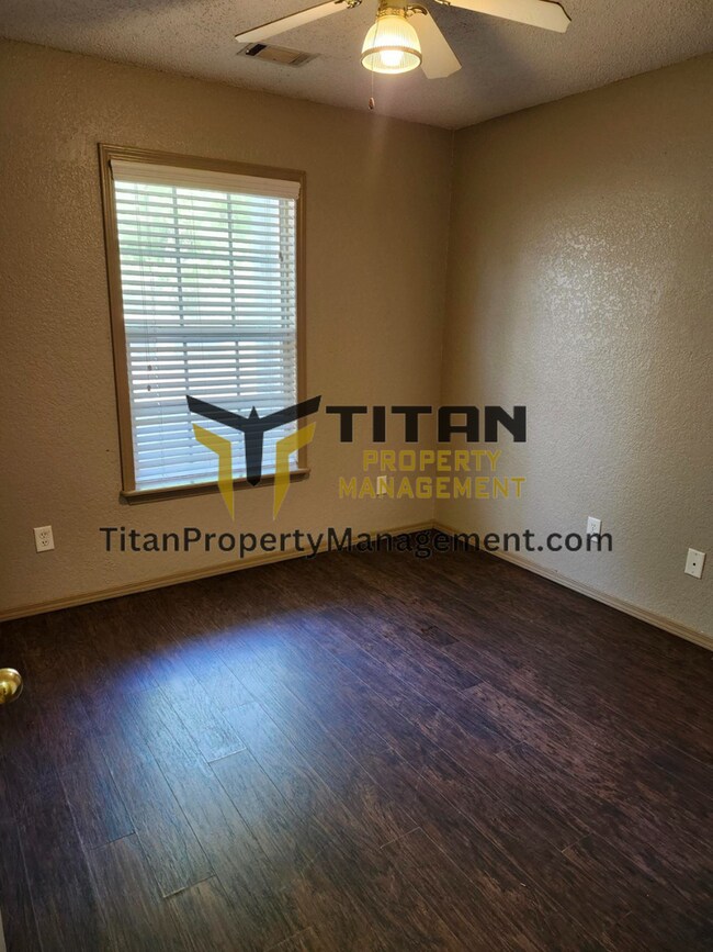 Building Photo - 3b/2b House