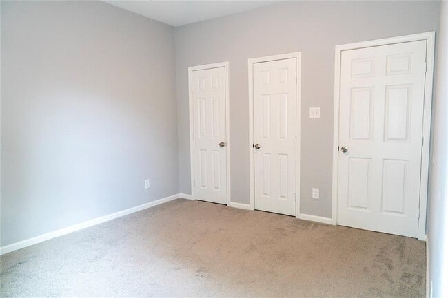 Building Photo - 3915 Brookmeade Dr