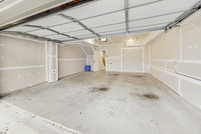 Building Photo - Contemporary 4 bedroom, 3.5 bath Open Concept Townhome!