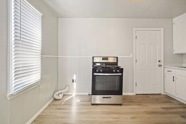 Building Photo - Cozy 3BD/1BTH Home Conveniently Located near I-240 & I-44