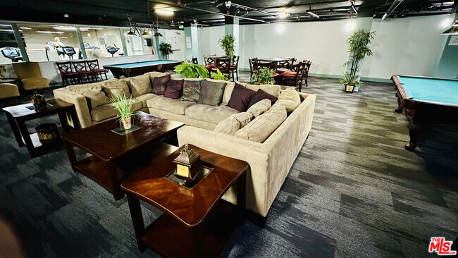 Building Photo - 10982 Roebling Ave