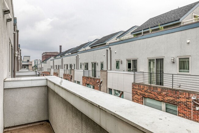 Building Photo - Northern Liberties Townhome with Parking