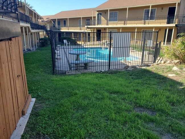 Building Photo - 911 Vance Jackson Rd