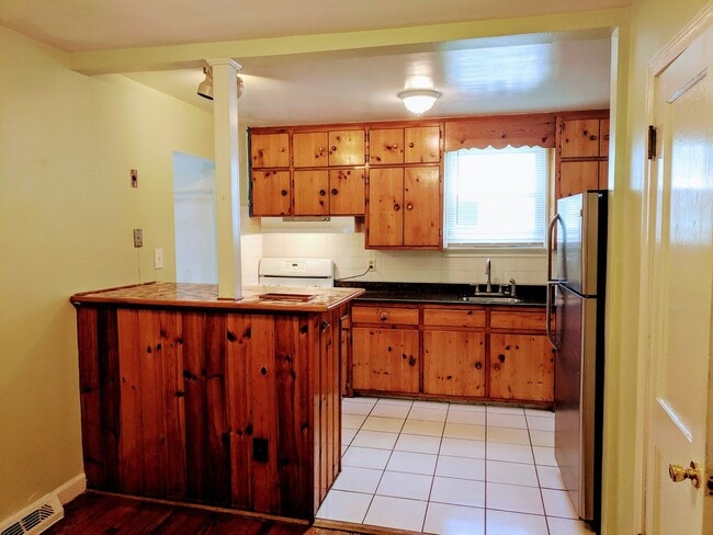 Building Photo - Spacious 3bdrm/2bth Home Located in a Well Established Neighborhood in Richmond's West End  Conve...