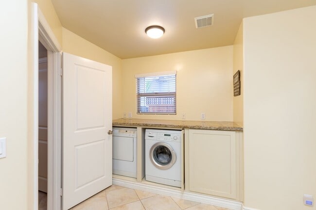 Building Photo - Luxury 2 Bedroom 2 Bath Townhouse w/ gourmet Kitchen in Mission Hills