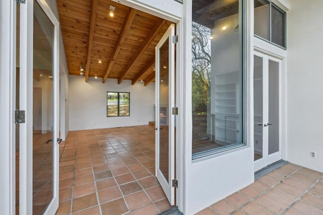 Building Photo - Charming 4BR Home Available in Private Portola Valley Cul de Sac