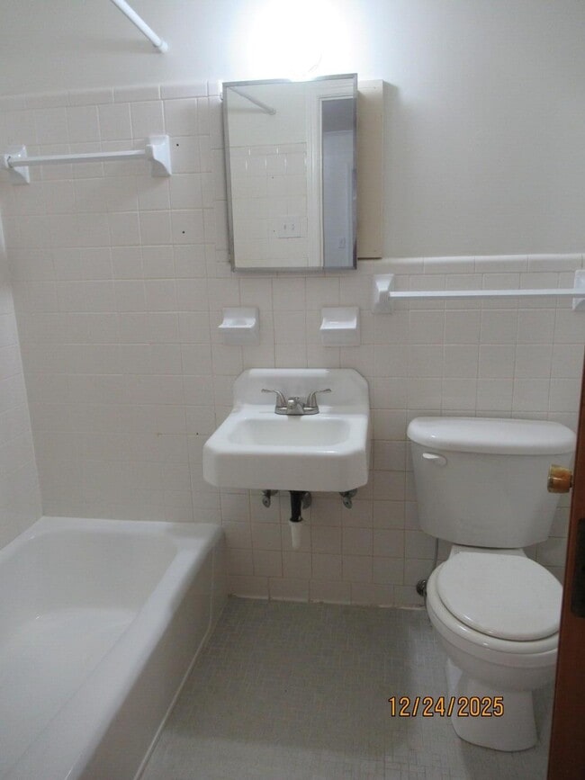 Building Photo - 326 W Hampton Ave