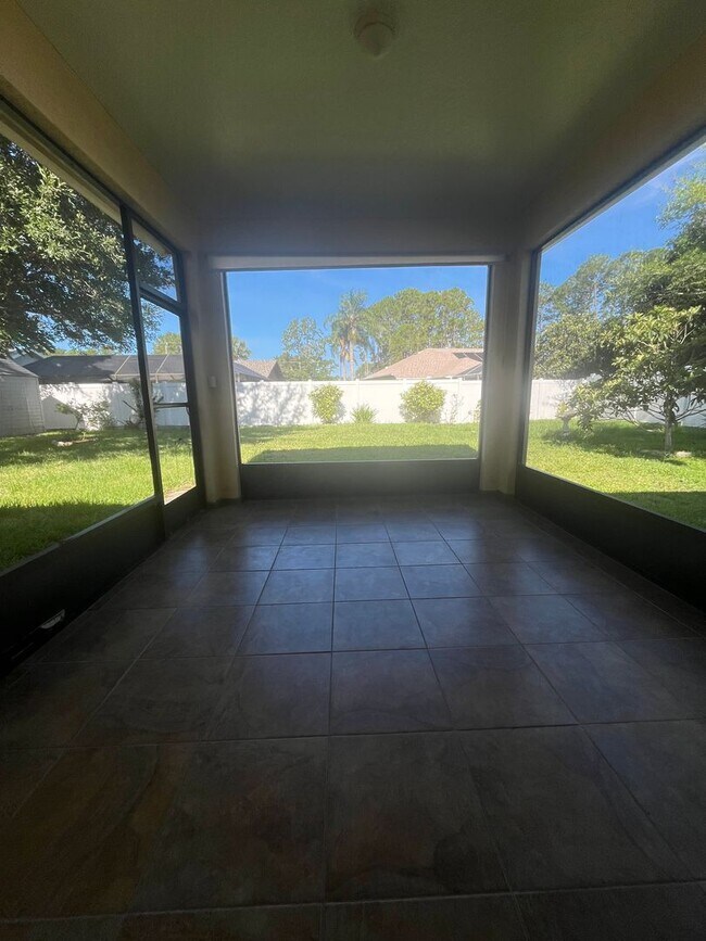 Building Photo - Updated Single family 3 / 2 with Screened ...