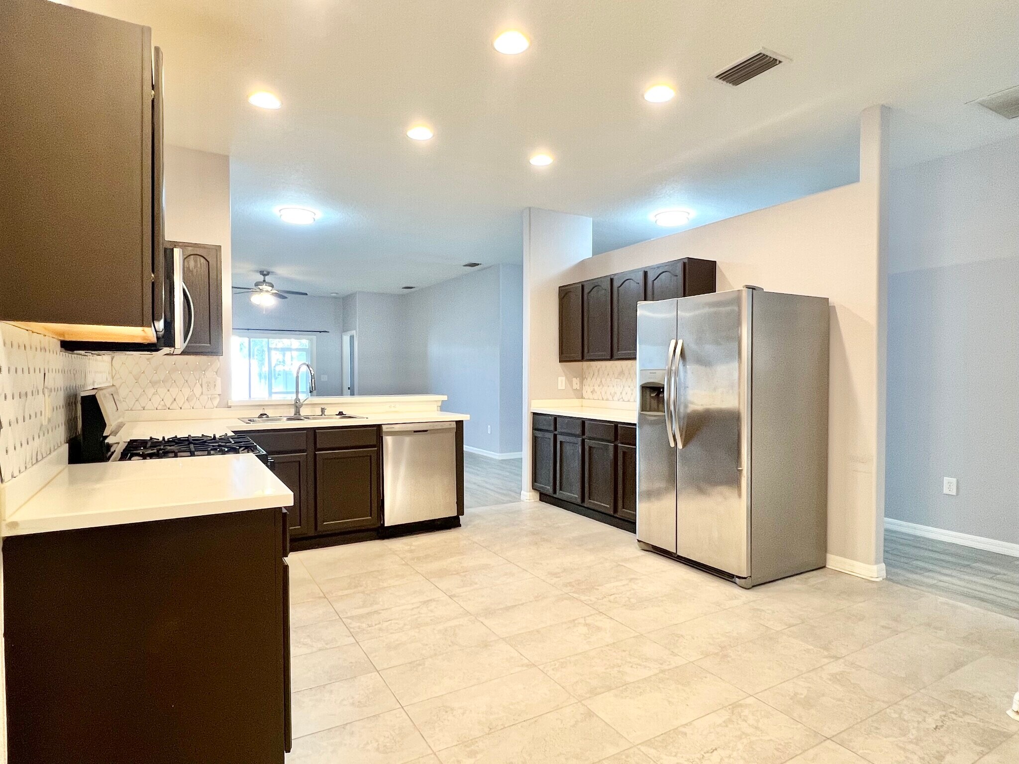 Building Photo - 1131 Zephyrhills Byp