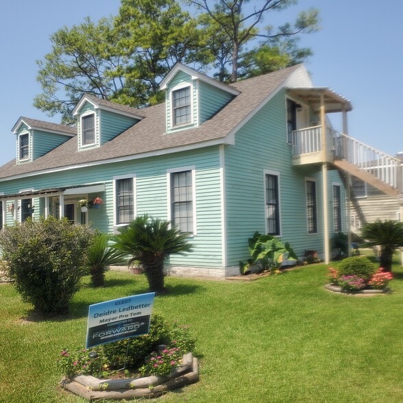 Building Photo - 314 Julia St