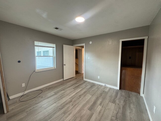 Building Photo - ROOM TO ROAM! SPACIOUS VIENNA RANCH-STYLE ...