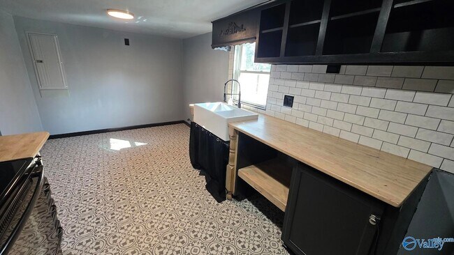 Building Photo - 713 W Washington St