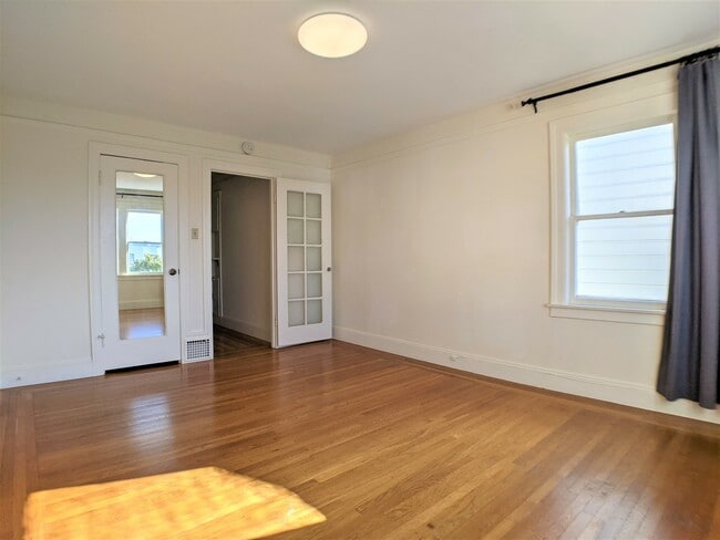 Building Photo - 2128 Bay St