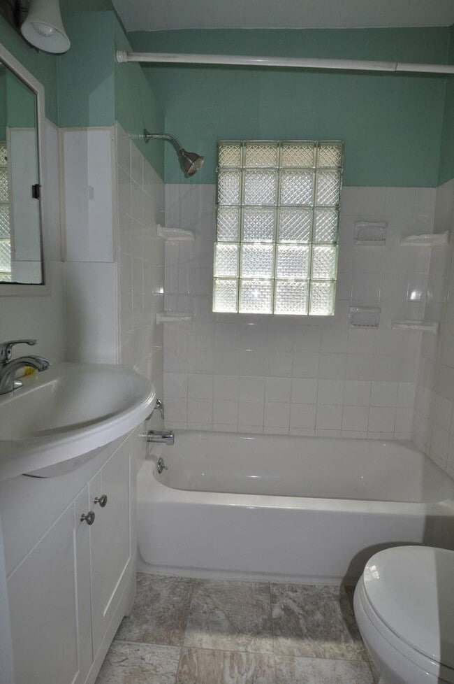 Building Photo - 921 Sylvan Ave