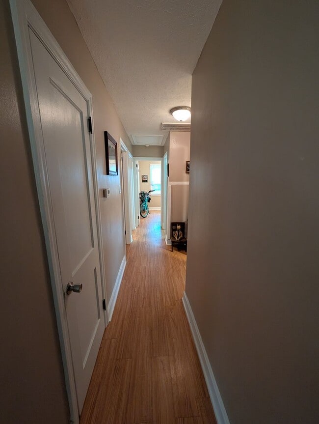 Building Photo - 104 Sharyn Ln