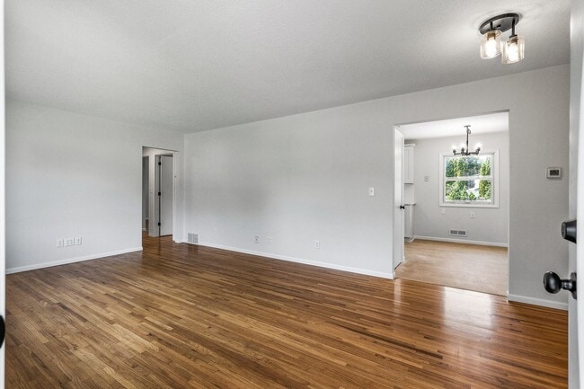 Building Photo - Freshly remodeled 4 Bed Rambler AV/Rosemou...