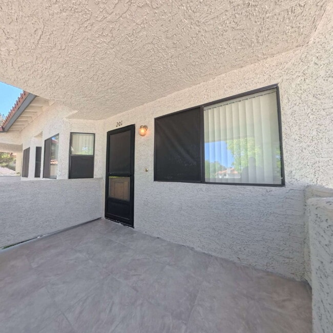 Building Photo - Beautiful 2 Bedroom 2 Bathroom Condo at The Lakes!