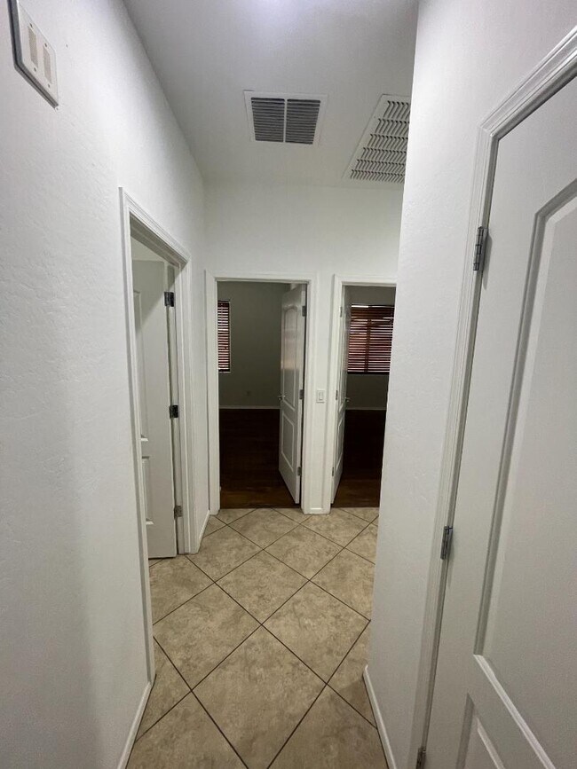 Building Photo - 4425 E Muriel Dr