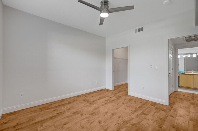Building Photo - Stunning first floor condo with new wood floor!