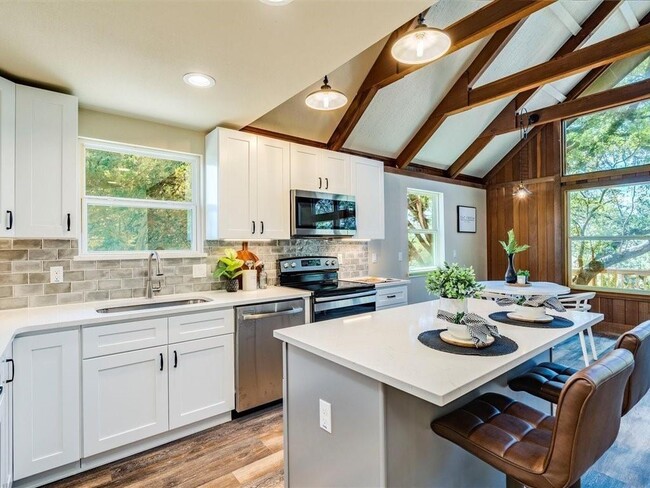 Building Photo - 18418 Lakeland Dr