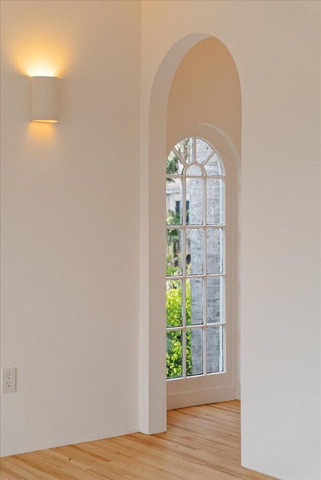 Building Photo - 800.5 N Edinburgh Ave