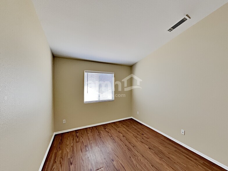 Building Photo - 8418 W Pinchot Ave