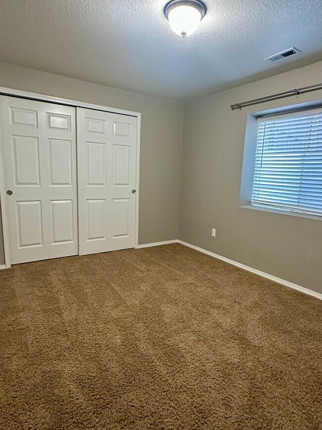 Building Photo - BEAUTIFUL 4BD HOME in MESA RIDGE with MOUN...
