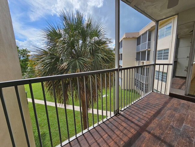 Building Photo - 1450 NE 191st St