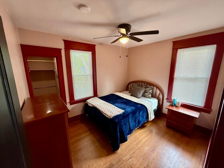 back bedroom - 1005 Kellogg Ave