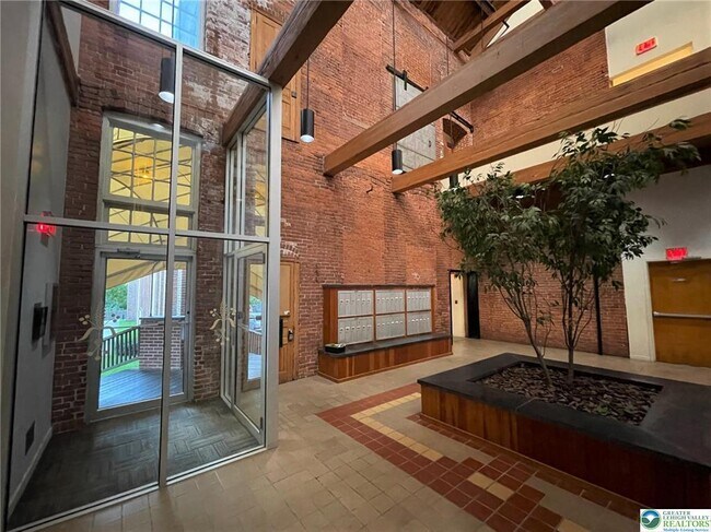 Building Photo - 101 W Race St