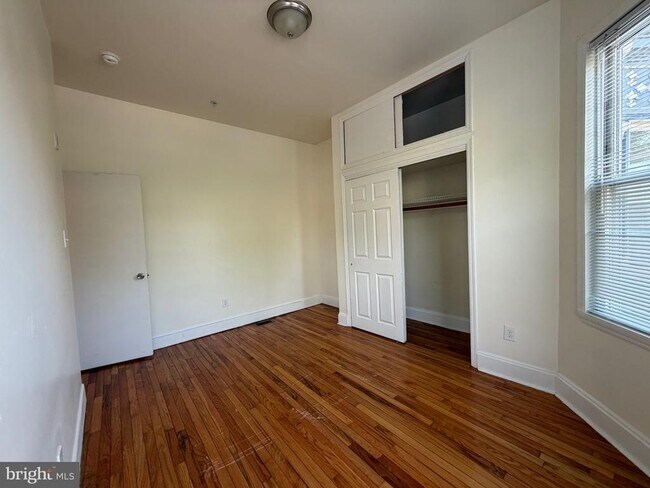 Building Photo - 922 S 49th St
