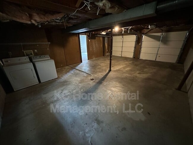 Building Photo - 209 NW Highland Ln