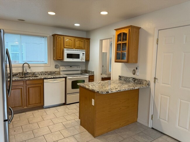 Building Photo - 3657 Rivercrest Dr