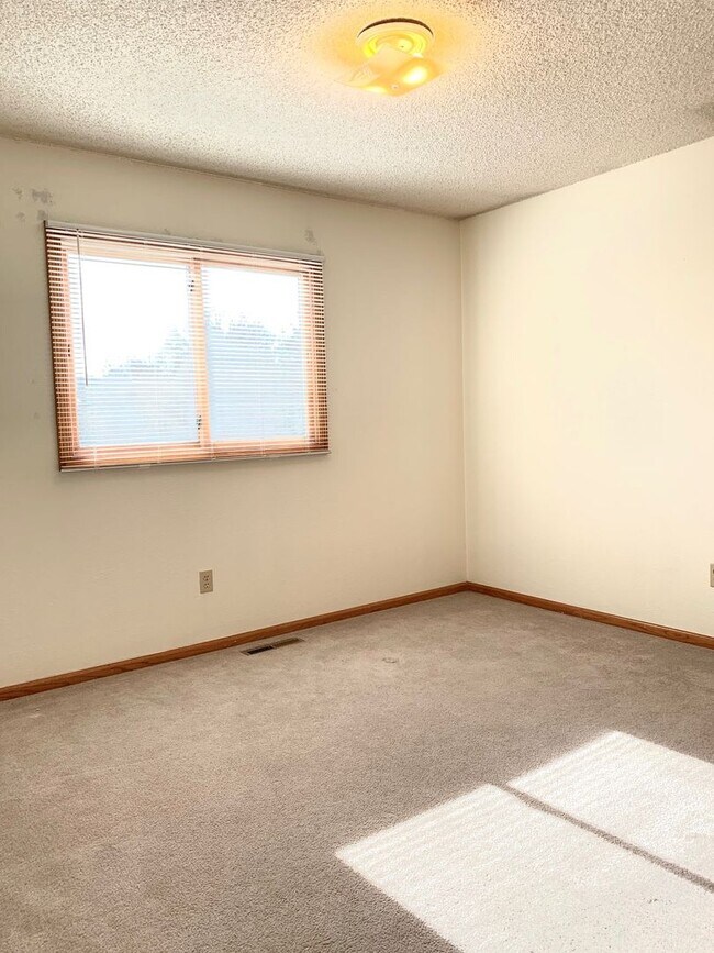 Building Photo - Beautiful & Spacious 4 Bedroom 2.5 Bath Home with 2 Car Attached Garage on Large Lot in South For...