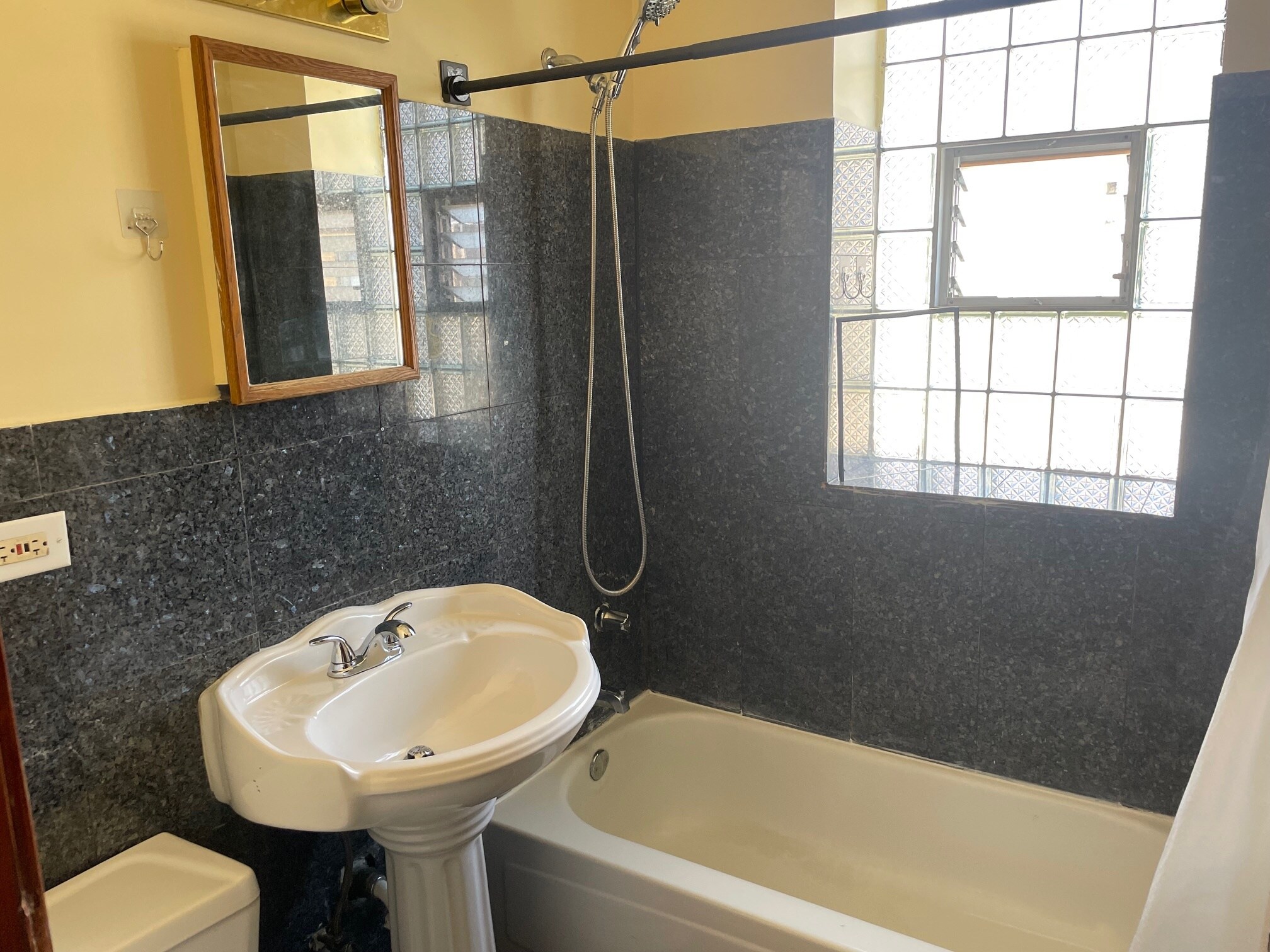 Bathroom - 4922 N Kedzie Ave