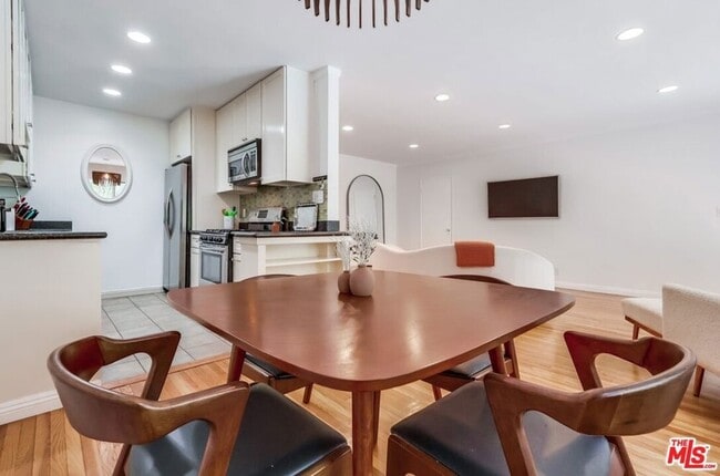 Building Photo - 1275 Havenhurst Dr