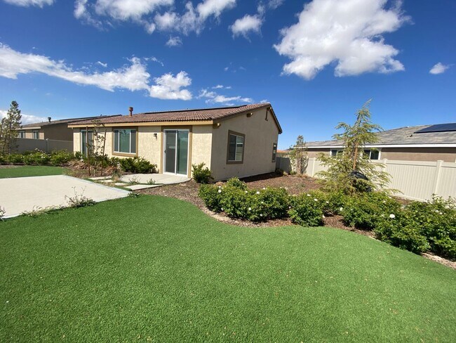 Building Photo - Desert Paradise Near You!