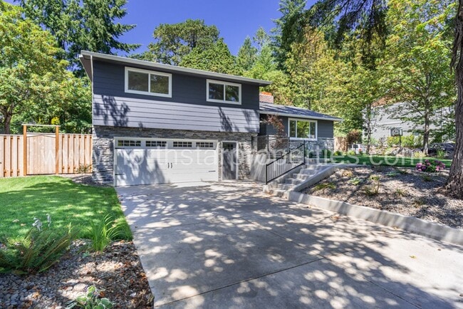 Building Photo - Exceptional Remodel Near Waluga Park