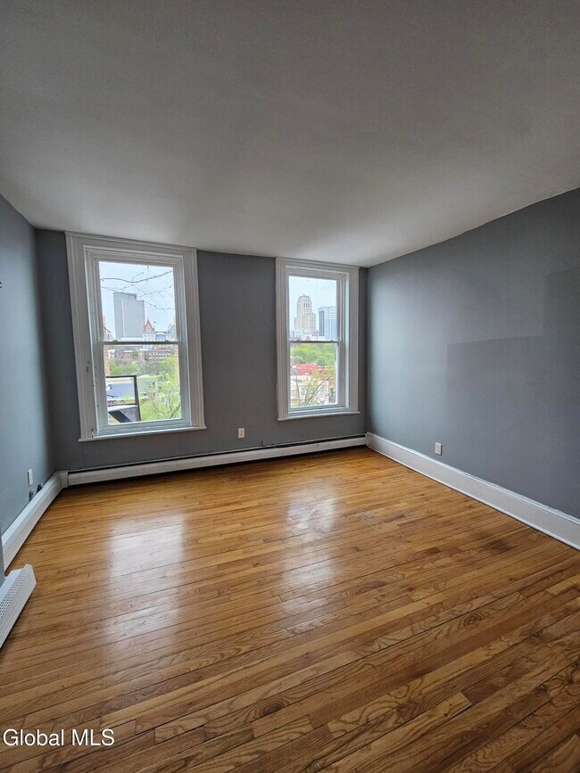 Building Photo - 32 1st St