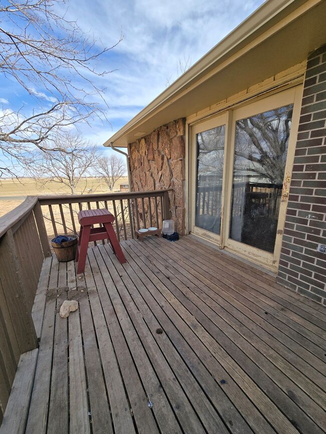 Building Photo - Duplex in Country setting! New paint and flooring!