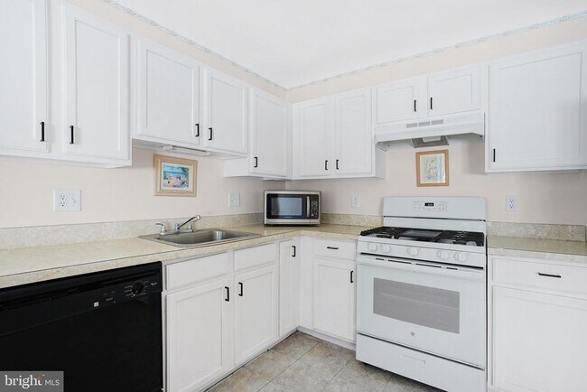 Building Photo - 16 High Meadows Dr