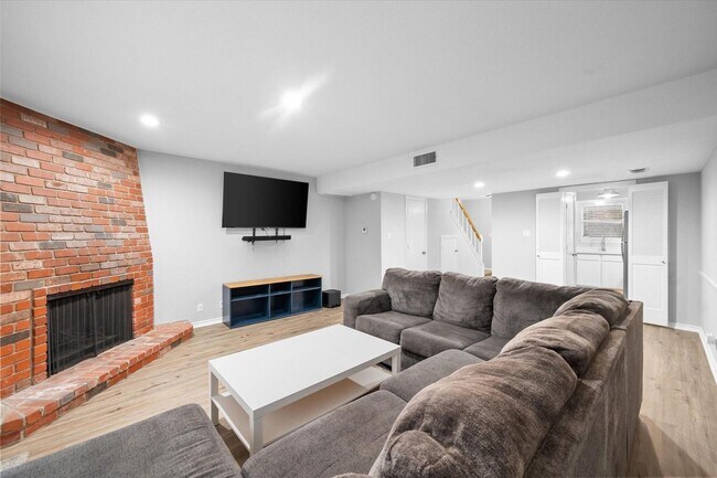 Building Photo - Luxury Townhome Living in the Prestigious Gated Community of Indian Creek – Available Now!