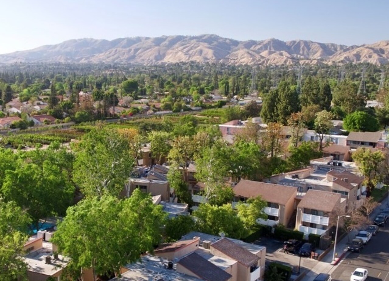 Building Photo - 10331 Lindley Ave