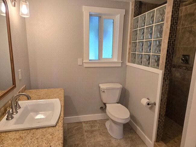 Building Photo - Love the area you live ! 3 bedroom 2 bath ...
