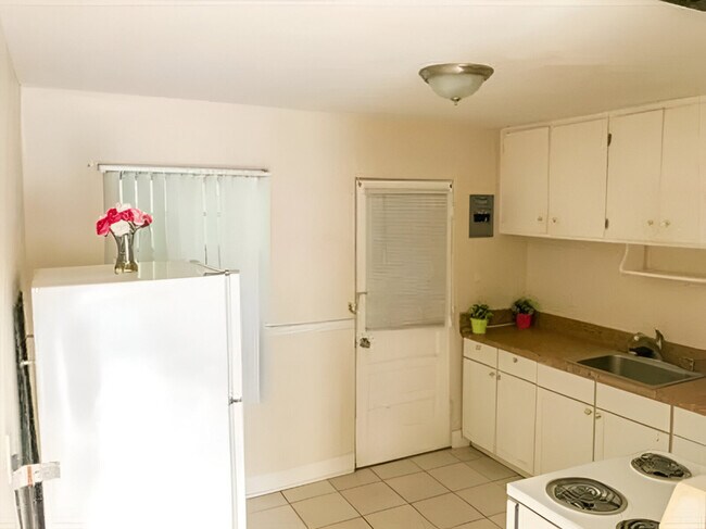 Building Photo - 212 E Drury Ave