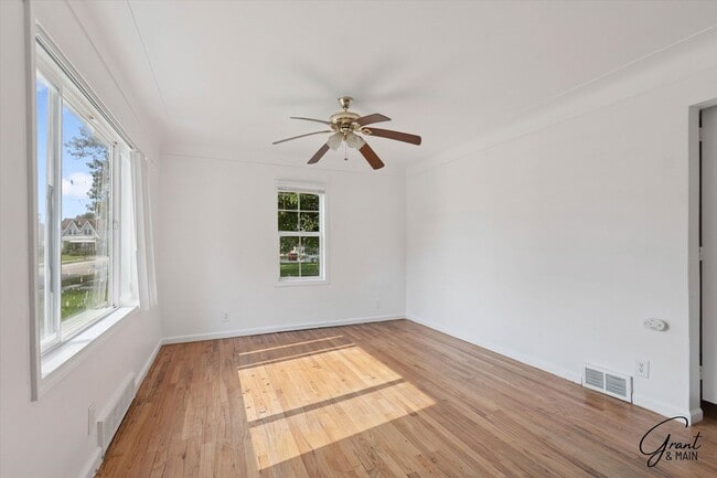 Building Photo - $1350 3 bedroom bungalow Eastpointe