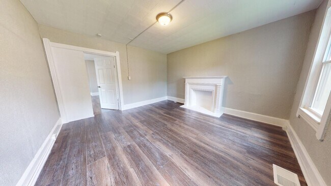 Building Photo - Clark/Fulton - 4 bed/1 bath - Single Family Home